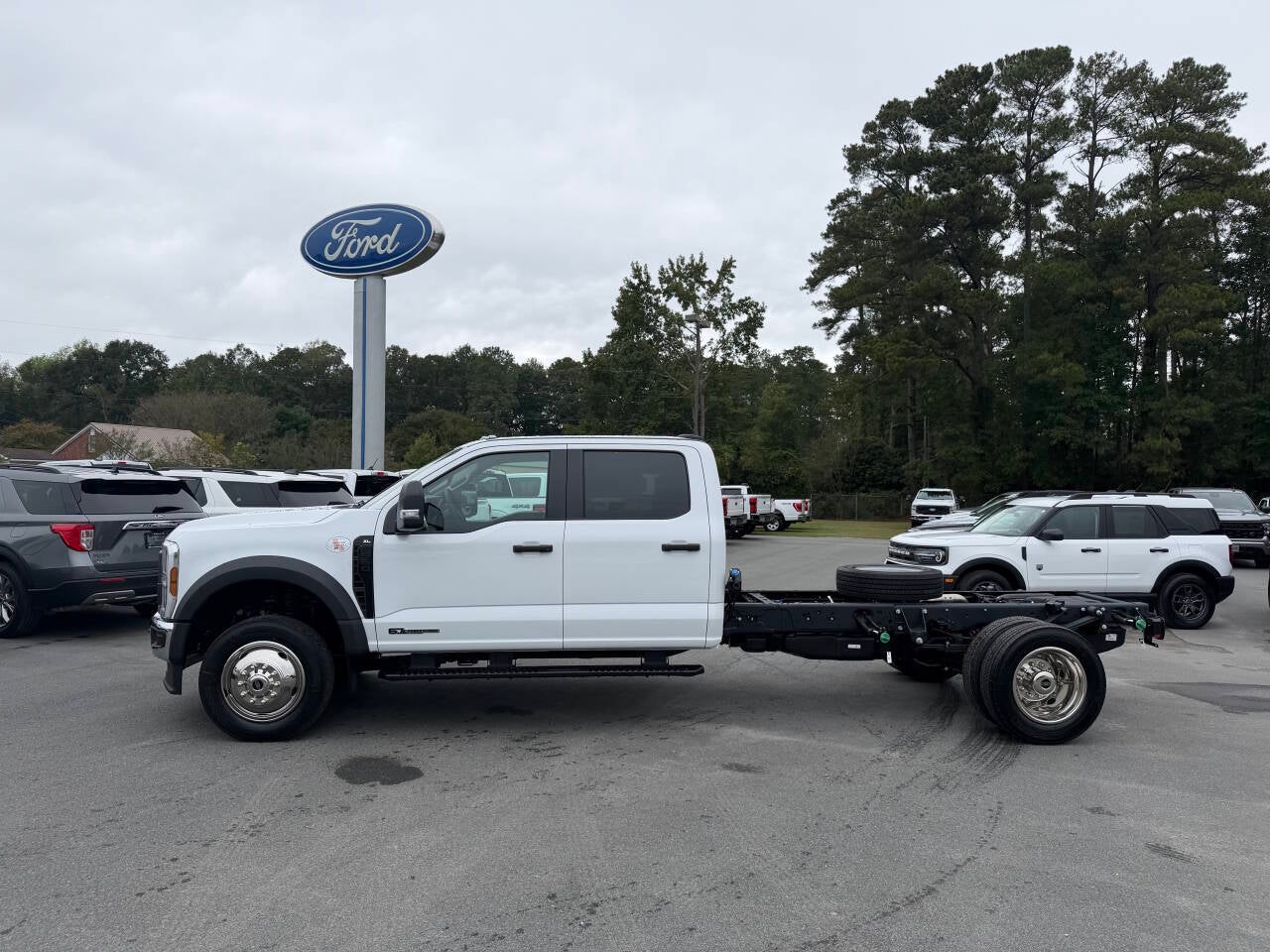 2027 Ford F-550 Super Duty 4X4 4dr Crew Cab 179.8 203.8 in. WB