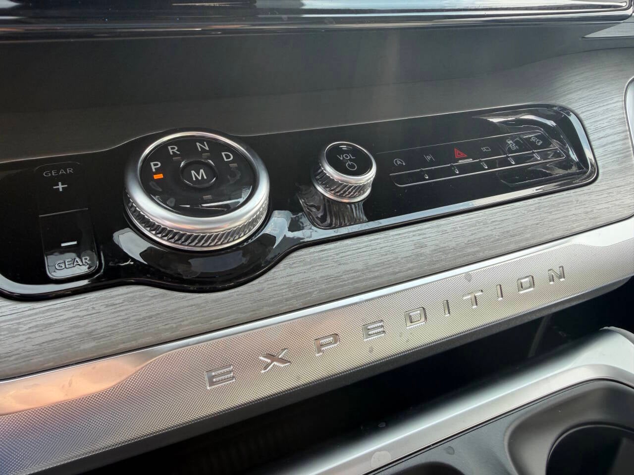 2027 Ford Expedition MAX Platinum 4x4 4dr SUV